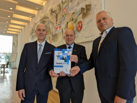 Kämmerer Ingo Tiemann, Landrat Christoph Rüther und Ulrich Schadomsky stellten in der Kreistagsitzung am 6.11. den Haushaltsplanentwurf für 2024 vor